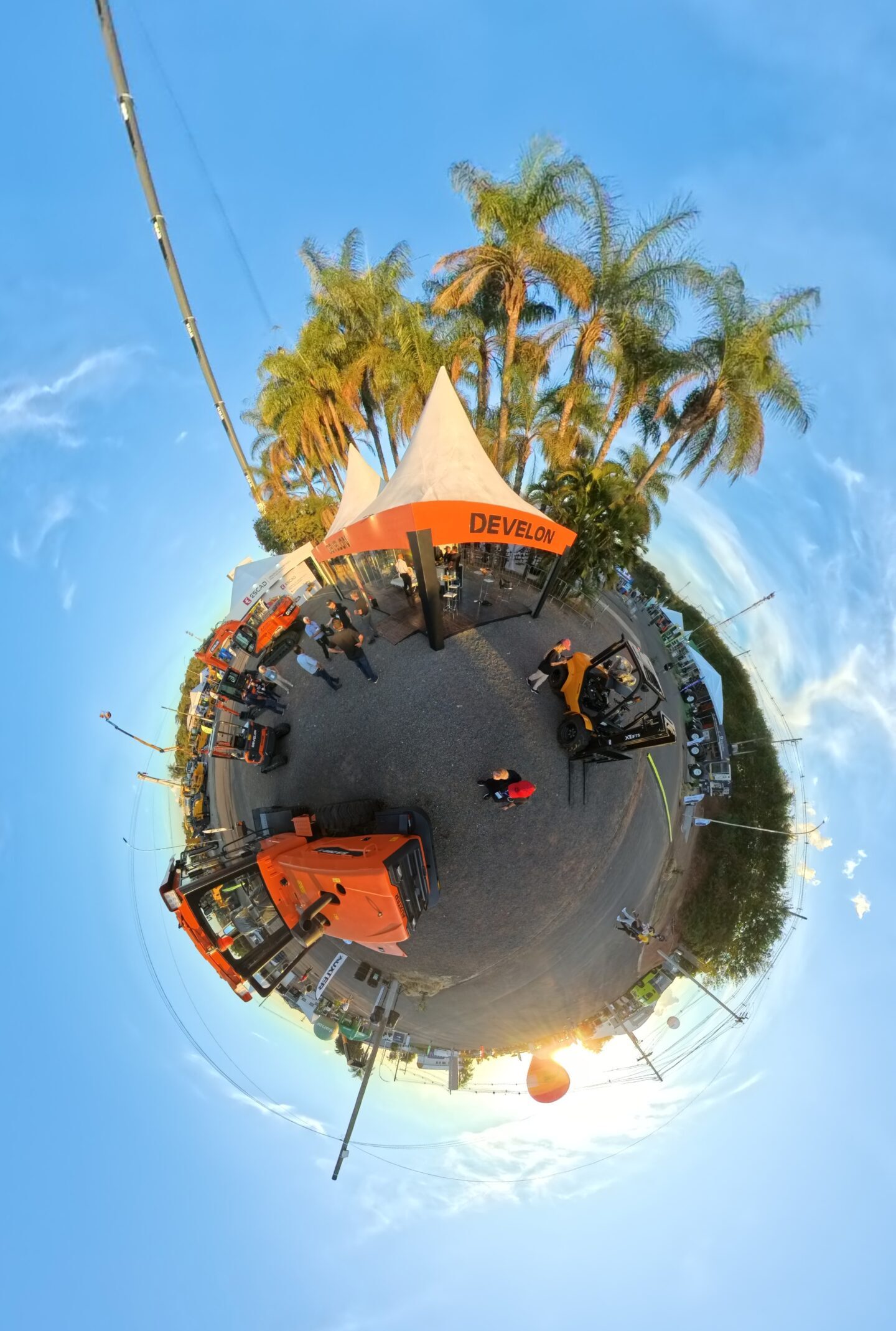develon-auxter-na-brazil-equipo-show-scaled-e1751475270284.jpg