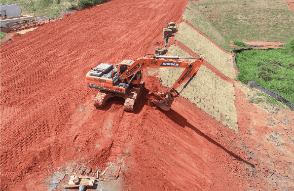 A precisão da escavadeira hidráulica no acabamento de inclinações de projeto