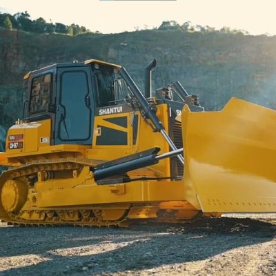 O uso de tratores de esteira para movimentação de curtas distâncias e nivelamento prévio