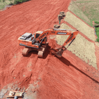 A precisão da escavadeira hidráulica no acabamento de inclinações de projeto