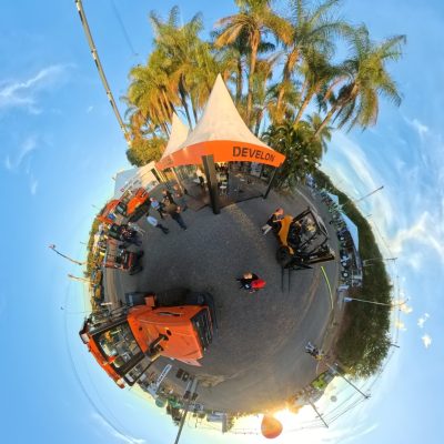 develon-auxter-na-brazil-equipo-show-scaled-e1751475270284.jpg